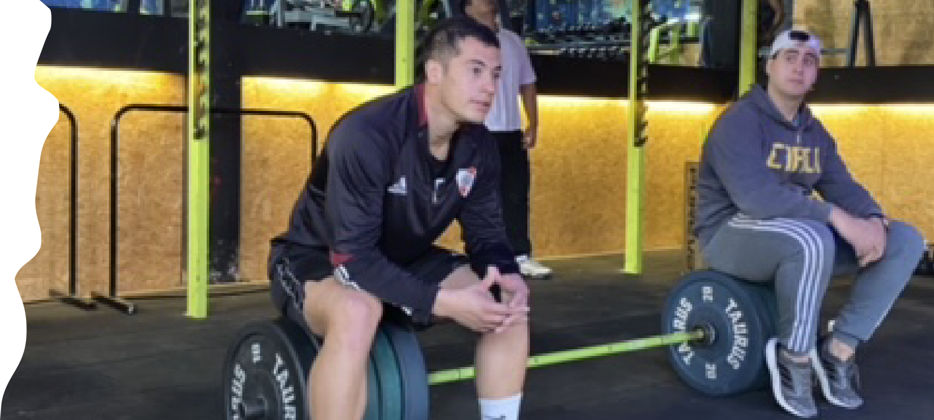 Un hombre haciendo pullups.