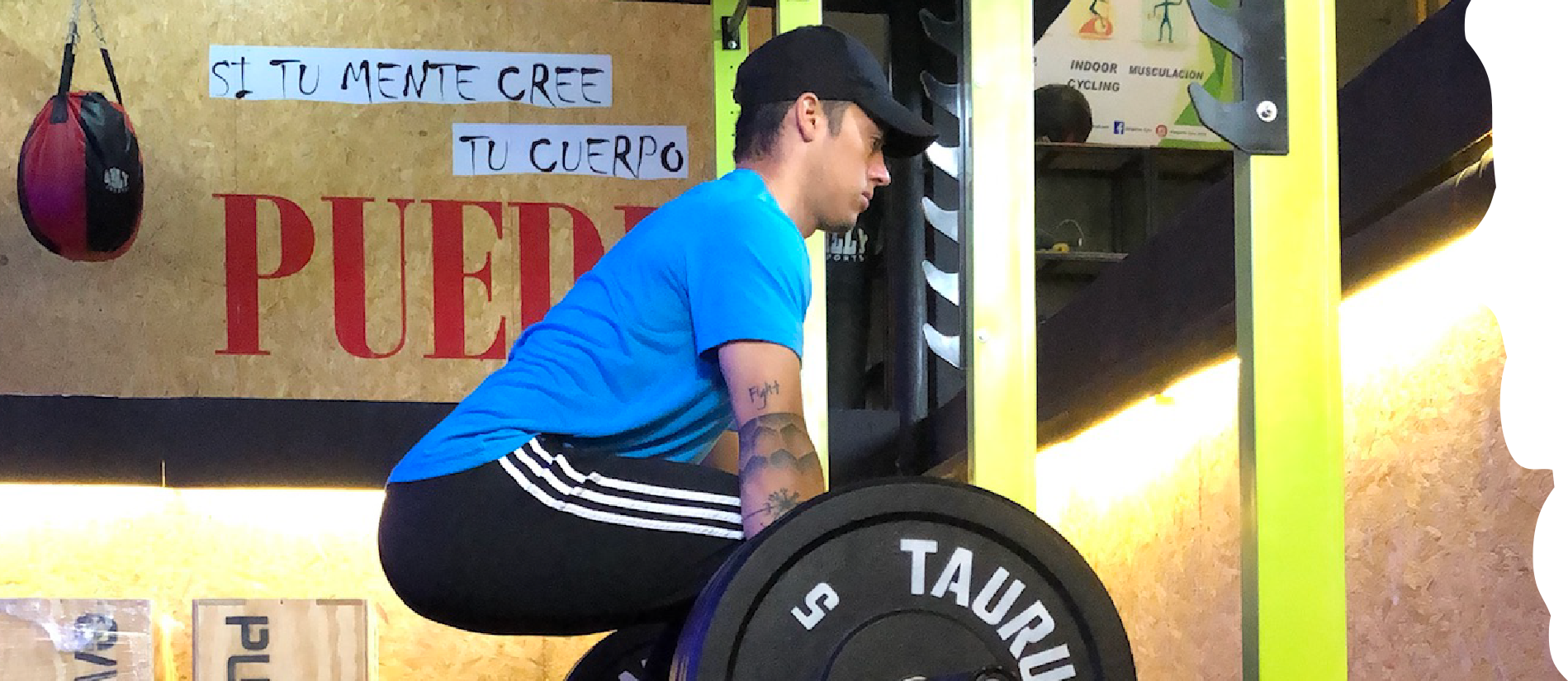 Un hombre haciendo pullups.